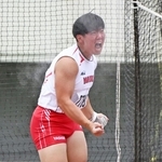 陸上男子ハンマー投げ決勝　６３メートル１５の投てきで優勝した社の清水蓮大＝３０日午後、神戸市須磨区、ユニバー記念競技場（撮影・風斗雅博）