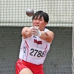 陸上男子ハンマー投げ決勝　６３メートル１５の投てきで優勝した社の清水蓮大＝３０日午後、神戸市須磨区、ユニバー記念競技場（撮影・風斗雅博）