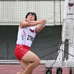 陸上男子ハンマー投げ決勝　６３メートル１５の投てきで優勝した社の清水蓮大＝３０日午後、神戸市須磨区、ユニバー記念競技場（撮影・風斗雅博）