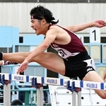 陸上男子１１０メートル障害決勝　１４秒２１の大会新記録で優勝した豊岡の今西瑛大（中央）＝３０日午後、神戸市須磨区、ユニバー記念競技場（撮影・風斗雅博）