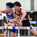 陸上男子１１０メートル障害決勝　１４秒２１の大会新記録で優勝した豊岡の今西瑛大（手前）＝３０日午後、神戸市須磨区、ユニバー記念競技場（撮影・風斗雅博）