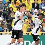 柏－神戸　前半４０分、華麗な直接ＦＫを決めて勝ち越し、長期離脱の武藤のポーズを見せる神戸の扇原＝三協フロンテア柏スタジアム