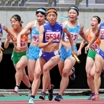 陸上女子４００メートルリレー決勝　滝川第二の中島朋香（右端）からアンカーの井上凪紗（中央）にバトンが渡る（撮影・笠原次郎）