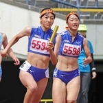 陸上女子４００メートルリレー決勝　滝川第二の中島朋香（右）からアンカーの井上凪紗にバトンが渡る（撮影・笠原次郎）