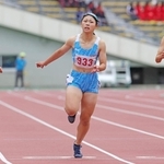陸上女子２００メートル決勝　優勝した姫路女学院の幸長愛美（中央）（撮影・笠原次郎