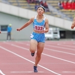 陸上女子２００メートル決勝　優勝した姫路女学院の幸長愛美（中央）（撮影・笠原次郎）