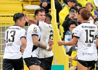 柏－神戸　前半１８分、ＣＫからのゴール前のこぼれ球を頭で押し込み、味方と喜び合う神戸のトゥーレル（左から２人目）＝三協フロンテア柏スタジアム