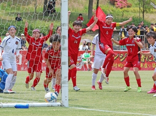 サッカー女子決勝　日ノ本－神戸弘陵　後半、中里（１４）が先制ゴールを決め、喜ぶ日ノ本イレブン（撮影・丸山桃奈）