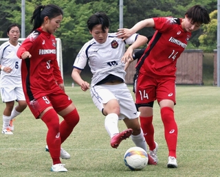 サッカー女子決勝　日ノ本－神戸弘陵　前半、攻め込む神戸弘陵のＦＷ（右から２番目）鈴木梨花＝三木総合防災公園第１球技場（撮影・丸山桃奈）