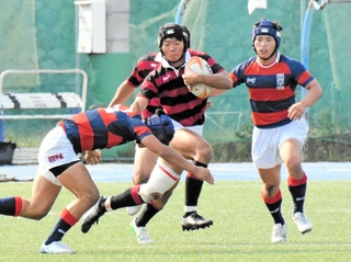 報徳高-関学高　後半、敵陣へ切り込む報徳高の小田原（中央）
