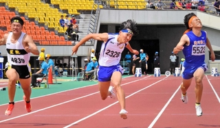 陸上男子１００メートル決勝　優勝した関学の古今堂辰弥（中央）