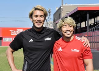 リーグワンの神戸を退団することが決まった山中亮平（左）と山下楽平＝神戸市東灘区のチームグラウンド