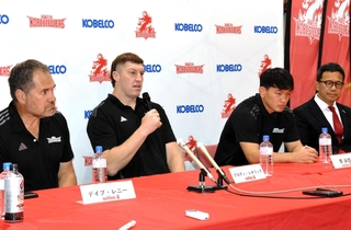 リーグワンを３位で終え、総括会見に臨む神戸の（左から）レニー・ヘッドコーチ、レタリック、李承信、弘津英司チームディレクター＝神戸市東灘区のスティーラーズ記念館