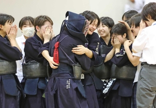 接戦となった決勝を制し、抱き合って喜ぶ甲子園の大将白川（中央左）や中堅三葉（同右）ら（撮影・小林良多）