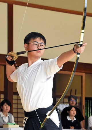 弓道男子個人を制した柿花奈佑（三田学園）