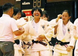 柔道女子団体で初優勝を飾り、喜ぶ社の選手たち＝高砂市米田町島、同市総合体育館