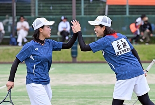 ソフトテニス女子団体決勝・須磨学園-神戸星城　ポイントを決めて喜ぶ須磨学園の北原（右）、野中組（撮影・風斗雅博）
