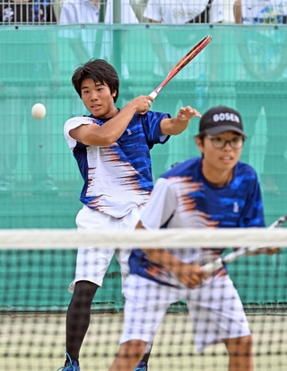 ソフトテニス男子団体決勝・神戸国際大付-市尼崎　激しい打ち合いを制した市尼崎の岩田（奥）、村上組（撮影・風斗雅博）