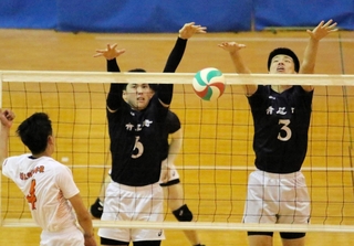 バレーボール男子決勝・市尼崎－姫路工　ブロックを決める市尼崎のハントラクル（左）と下村