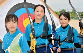 アーチェリー女子団体総合で初優勝した須磨学園の（左から）宮加谷、松下、椋野