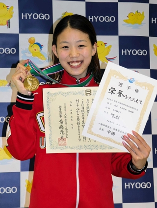 女子１００メートル自由形を２年ぶりに制した沢野莉子
