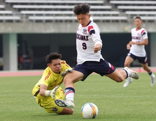 滝川第二-ＡＩＥ国際　後半、滝川第二の空久保がＧＫをかわしてゴール。１-２と追い上げる（撮影・中西幸大）