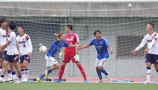滝川第二-ＡＩＥ国際　後半、ＡＩＥ国際の知名（中央）がヘディングシュートを決め３-２と勝ち越す＝三木総合防災公園陸上競技場（撮影・中西幸大）
