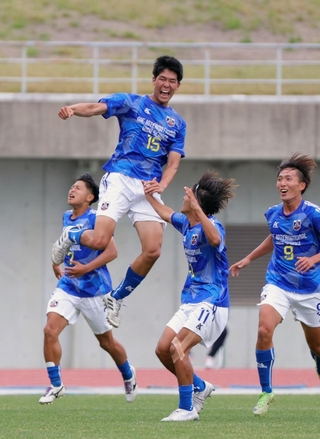 滝川第二-ＡＩＥ国際　前半、先制点を決め喜ぶＡＩＥ国際の尾村（左から２人目）＝三木総合防災公園陸上競技場（撮影・中西幸大）