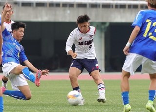 滝川第二-ＡＩＥ国際　後半、滝川第二の空久保が相手守備網を突破してゴール。２-２と追いつく＝三木総合防災公園陸上競技場（撮影・中西幸大）