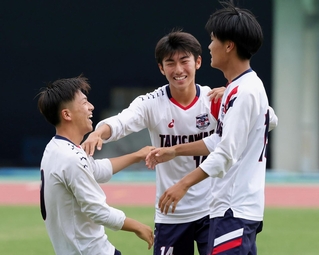 滝川第二-ＡＩＥ国際　ＰＫ戦で最後の５人目として登場し、きっちりシュートを決めた滝川第二の空久保（左）を祝福する米田（中央）ら＝三木総合防災公演陸上競技場（撮影・中西幸大）