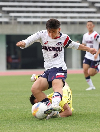 滝川第二-ＡＩＥ国際　後半、滝川第二の空久保がＧＫを交わしてゴール。１-２と追い上げる＝三木総合防災公園陸上競技場（撮影・中西幸大）
