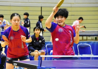 卓球女子団体決勝・芦屋学園-東洋大姫路　攻め立てる芦屋学園の長福（右）と中川