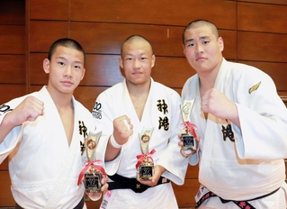 柔道男子個人で頂点に立った神港学園の（左から）藤村立志、千々和晃輝、平諒大