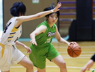 バスケットボール女子決勝・神戸龍谷-三田松聖　攻撃をけん引し、最優秀選手に選ばれた三田松聖の木下（撮影・丸山桃奈）