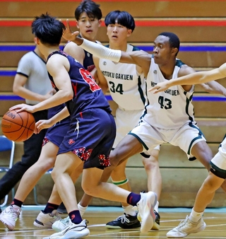 バスケットボール男子決勝・報徳－育英　第４クオーター、ゴール下で圧力をかける報徳のクリントン（４３）と松本（３４）（撮影・丸山桃奈）