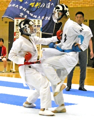 空手男子団体組手決勝　相手に突きを放つ神戸第一の村上（左）