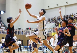 バスケットボール男子決勝・報徳－育英　第３クオーター、シュートを決める報徳の山本＝西宮市ライフパートナーアリーナ（撮影・丸山桃奈）