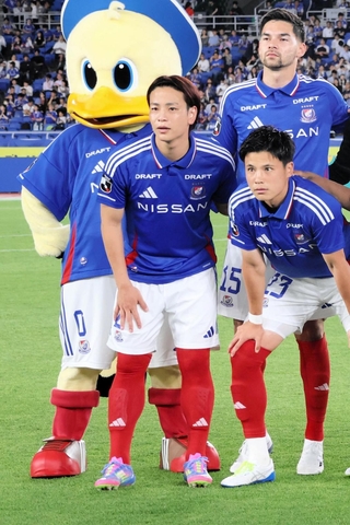 Ｊ１横浜Ｍから神戸への加入が決まったＤＦ永戸勝也（中央）＝５月２１日、日産スタジアム