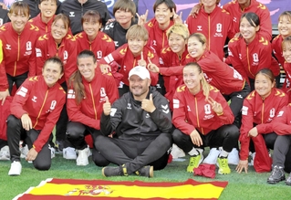 最後の本拠地での試合を終え、笑顔で選手たちと写真に納まるフェロン監督（前列中央）＝５月１１日、神戸市兵庫区、ノエビアスタジアム神戸