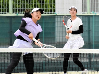 テニス女子ダブルス決勝　ラリーを打つ相生学院の稲場（右）、大塚組