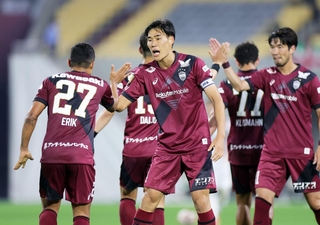 神戸－高知ユナイテッドＳＣ　後半、エリキ（２７）のゴールで２ー０とし、ハイタッチする山川（中央）ら神戸イレブン＝神戸市兵庫区のノエビアスタジアム神戸（撮影・丸山桃奈）