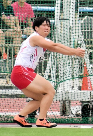 男子ハンマー投げを制した社の清水蓮大＝たけびしスタジアム京都