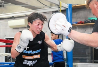 ＷＢＣ女子アトム級暫定王座決定戦へ向け、練習に汗を流す岩川美花＝神戸市垂水区、ＳＵＮ-ＲＩＳＥジム