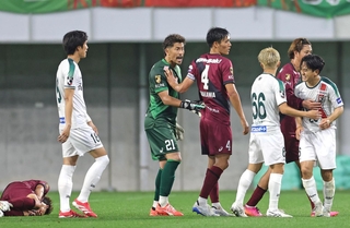 天皇杯２回戦の高知戦で、味方を倒した相手選手のプレーに憤る神戸のＧＫ新井（中央）＝11日、ノエビアスタジアム神戸（撮影・丸山桃奈）