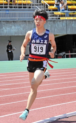 男子１５００メートル決勝　兵庫高校記録を更新して優勝した西脇工の新妻遼己＝たけびしスタジアム京都