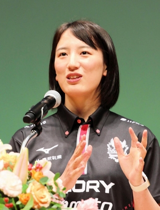 バレーボール選手としての経験を振り返る野津亜珠佳さん＝神戸新聞松方ホール