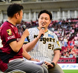 試合前トークショーに登場した元阪神投手の秋山拓巳さん（右）＝神戸市兵庫区のノエビアスタジアム神戸（撮影・中西幸大）