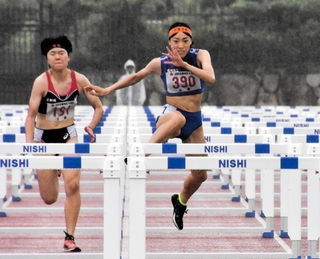 女子１００メートル障害決勝　自身の日本高校記録に迫る好タイムで優勝した滝川第二の井上凪紗（３９０）＝京都市、たけびしスタジアム京都