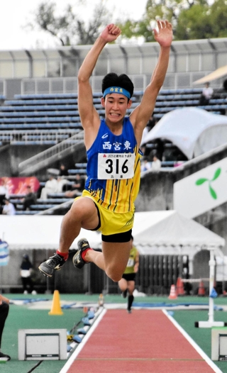 男子三段跳び決勝　優勝した西宮東の磯山福太郎