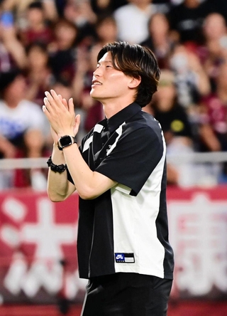 神戸-名古屋　ハーフタイムに登場した元神戸の古橋＝神戸市兵庫区のノエビアスタジアム神戸（撮影・中西幸大）